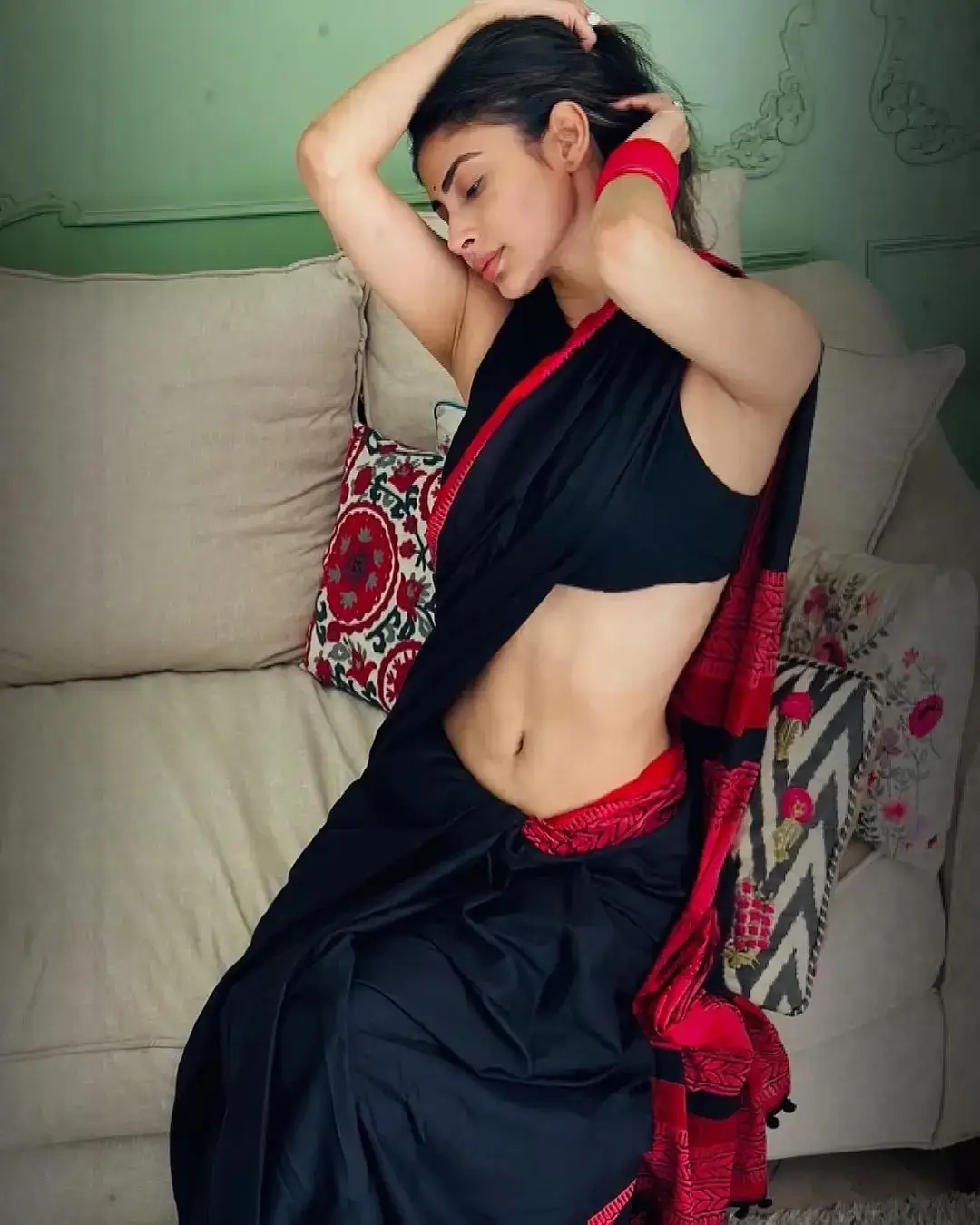 INDIAN TV ACTRESS MOUNI ROY IN SLEEVELESS BLACK SAREE